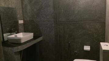 Double Room, Accessible, Garden View | Bathroom | Shower, rainfall showerhead, free toiletries, hair dryer