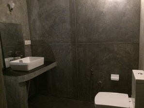 Camera doppia, accessibile ai disabili, vista giardino | Bagno | Doccia, soffione a pioggia, set di cortesia gratuito, asciugacapelli