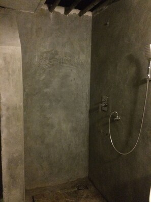 Comfort Shared Dormitory, Mixed Dorm, Non Smoking | Bathroom | Shower, rainfall showerhead, free toiletries, hair dryer - Nature Rex - Hostel (Weligama)