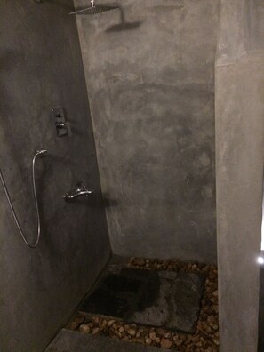 Habitación doble, con acceso para personas discapacitadas, vista al jardín | Baño | Regadera, regadera tipo lluvia, amenidades de baño gratuitas 