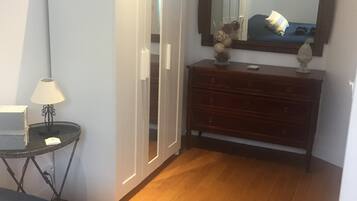 2 slaapkamers, geluiddichte muren, een strijkplank/strijkijzer