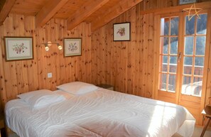 6 bedrooms - Outside: 6-room chalet, located on the road to the old village, balcony crossing, for 10 people. -In (St-Luc)