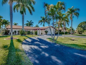 Property grounds - Villa 13 Coastal  decor, Htd saltwater pool, Gulf Access.102 reviews (Cape Coral)