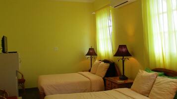 Caja de seguridad en la habitación y escritorio