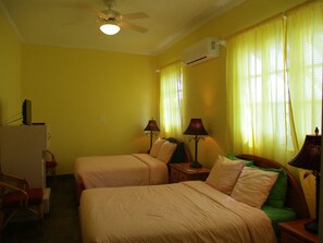 Habitación familiar, varias camas, baño privado, vistas parciales al mar | Vistas desde la habitación