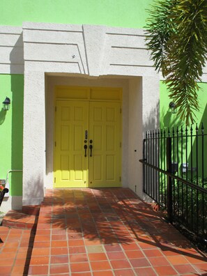 Entrada al alojamiento