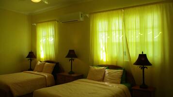 Habitació familiar, diversos llits, bany privat, vistes parcials al mar | Vista des de l'habitació