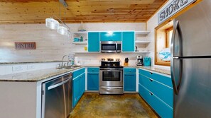 Fridge, microwave, dishwasher, coffee/tea maker - Located in Town, Close to beach, Shared Pool, Pet Friendly (Port Aransas)