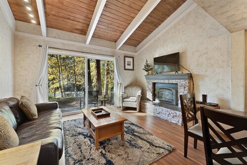 Cozy One Level condo walk to lake. Minutes to Skiing and Hyatt casino,