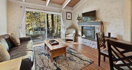 Cozy One Level condo walk to lake. Minutes to Skiing and Hyatt casino,