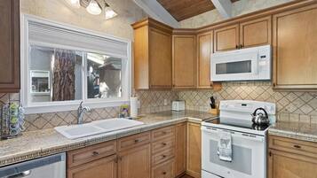 Coffee/tea maker, fridge, microwave, oven