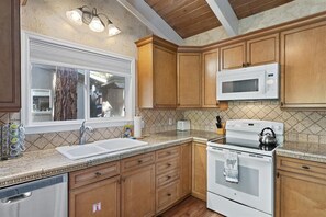 Jääkaappi, mikroaaltouuni, uuni, liesi