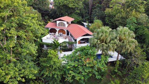 Erstaunliches Preis-Leistungs-Verhältnis, Eleganz und Privatsphäre in der Nähe von atemberaubenden Stränden, Pool und Aussicht.