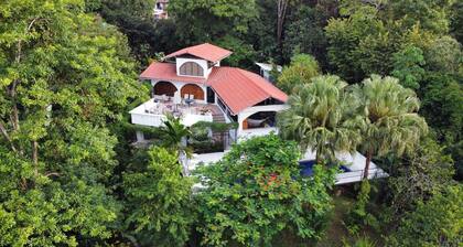 Erstaunliches Preis-Leistungs-Verhältnis, Eleganz und Privatsphäre in der Nähe von atemberaubenden Stränden, Pool und Aussicht.