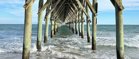En la playa, sillas reclinables de playa