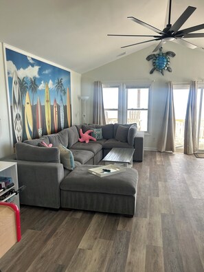 TV connectée, cheminée, jeux vidéo, lecteur de DVD