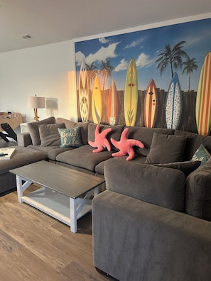 تلفزيون ذكي، مدفأة، ألعاب فيديو، مشغل دي في دي