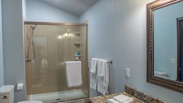 Douche, sèche-cheveux, serviettes fournies, savon