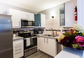 Lavavajillas, cafetera/tetera, utensilios de cocina