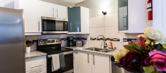 Enhet 4: Søt og rimelig 3BDR dupleks i Overland Park for opptil 10 personer!