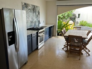 Refrigerador, microondas, horno y parrilla de estufa