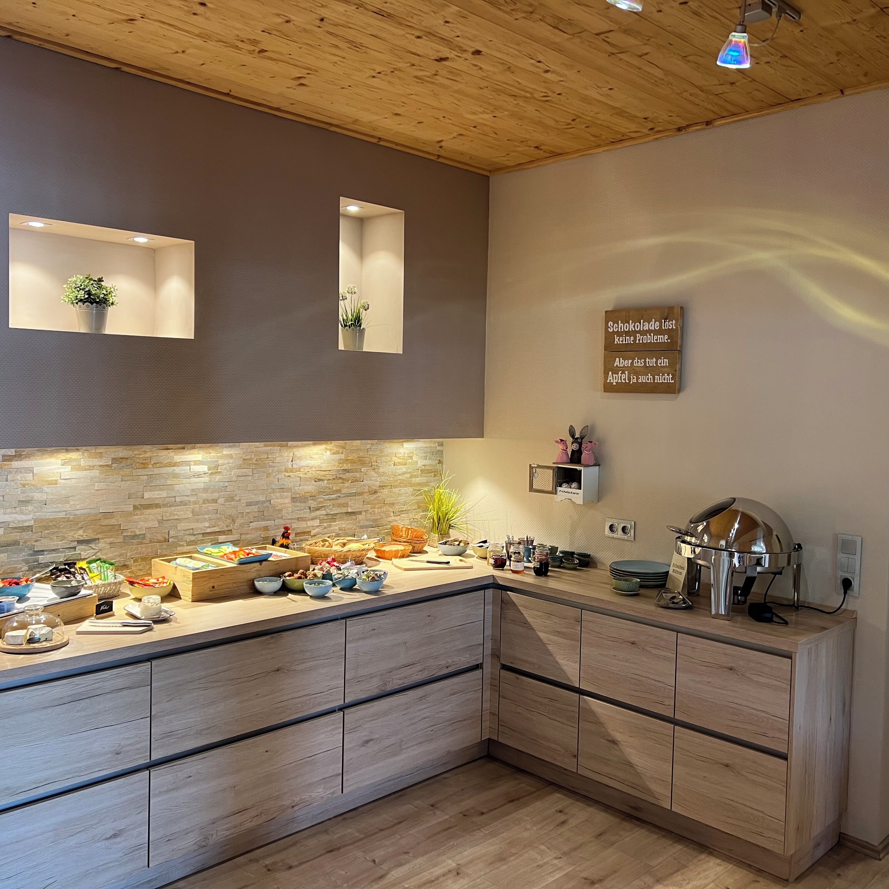 Tägliches Frühstücksbuffet gegen Gebühr