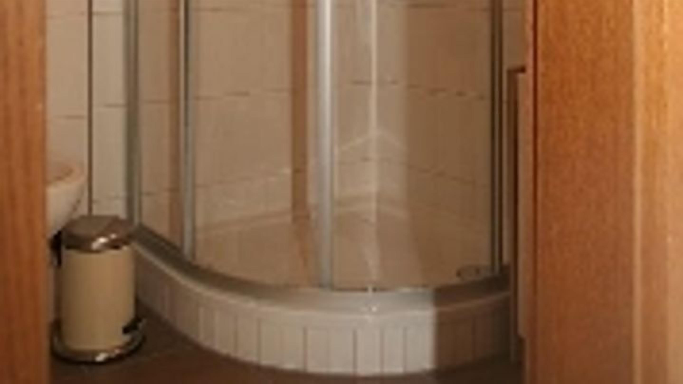 Ducha, artículos de higiene personal gratuitos y secador de pelo