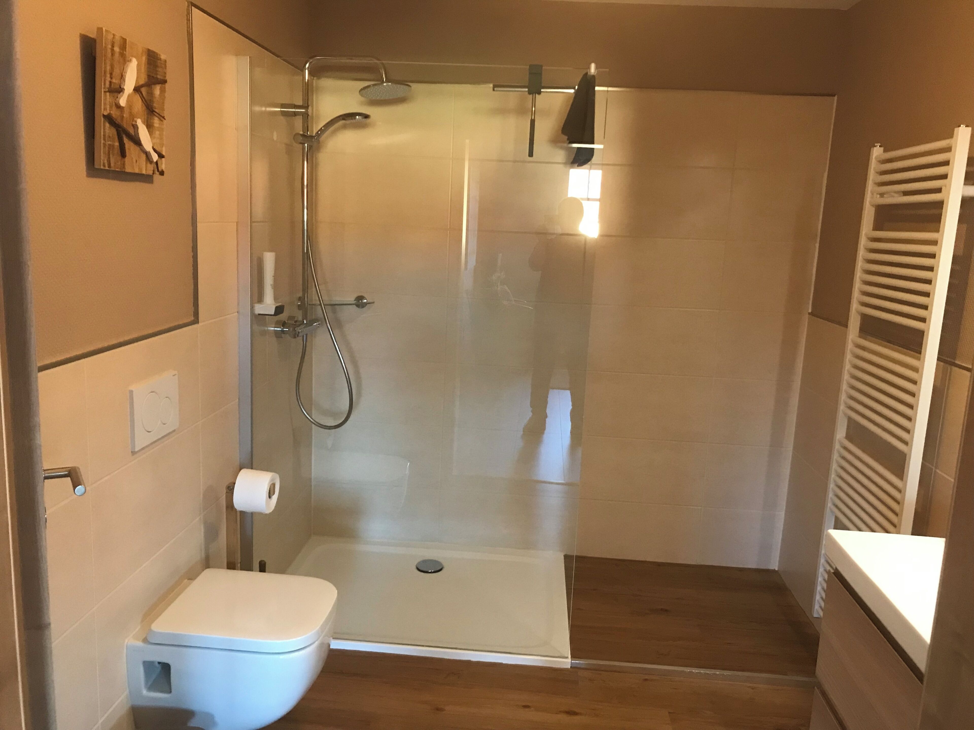Comfort-Apartment | Badezimmer | Dusche, kostenlose Toilettenartikel, Haartrockner, Handtücher