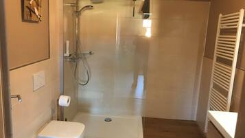 Comfort-Apartment | Badezimmer | Dusche, kostenlose Toilettenartikel, Haartrockner, Handtücher