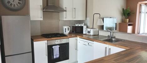 Apartment, Private Bathroom (Belfast Corporate House) | Shared kitchen