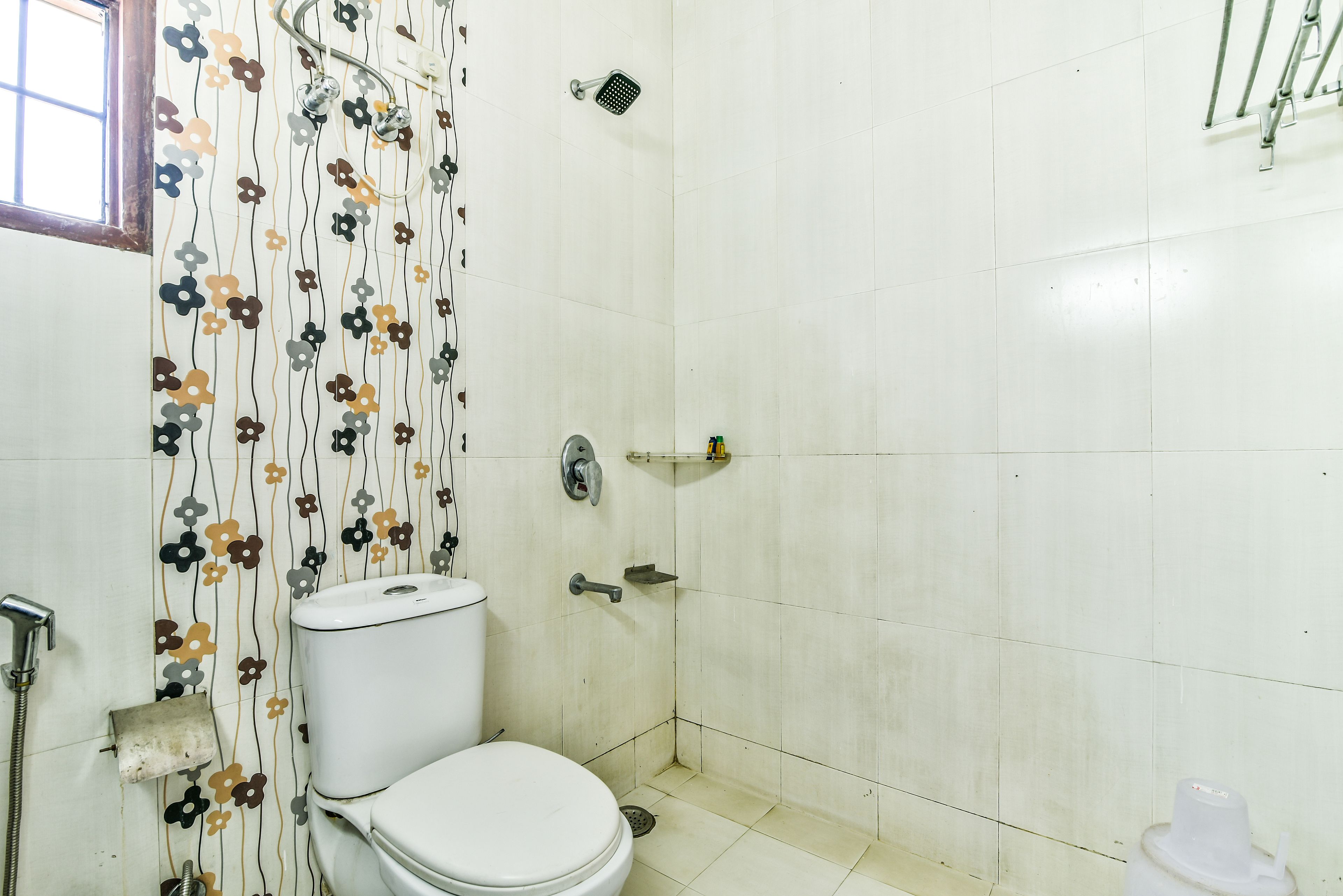 Deluxe kamer | Badkamer | Een douche, een regendouche, handdoeken