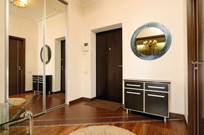 Deluxe appartement, 1 queensize bed met slaapbank, niet-roken (121 Saksaganskogo street) | Luxe beddengoed, geluiddichte muren, een strijkplank/strijkijzer