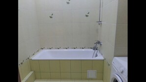 Separate tub and shower, deep soaking tub, free toiletries, hair dryer - KyivRentApartment (Kyiv)