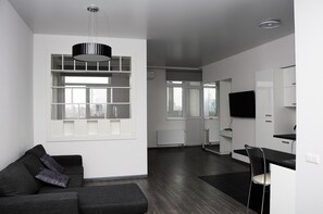 Comfort Apartment, 1 Queen Bed with Sofa bed, Non Smoking (118 Zhylyanska street) | Premium bedding, soundproofing, iron/ironing board, free WiFi