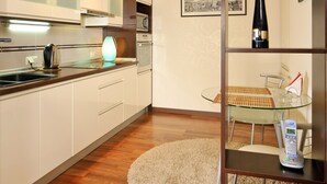 디럭스 아파트, 퀸사이즈침대 1개 및 소파베드, 금연 (121 Saksaganskogo street) | 고급 침구, 방음 설비, 다리미/다리미판, 무료 WiFi