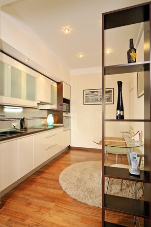 Deluxe Apartment, 1 Queen Bed with Sofa bed, Non Smoking (121 Saksaganskogo street) | Premium bedding, soundproofing, iron/ironing board, free WiFi