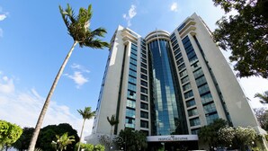 Un edificio de gran altura con un letrero que dice "Tropical Executive".