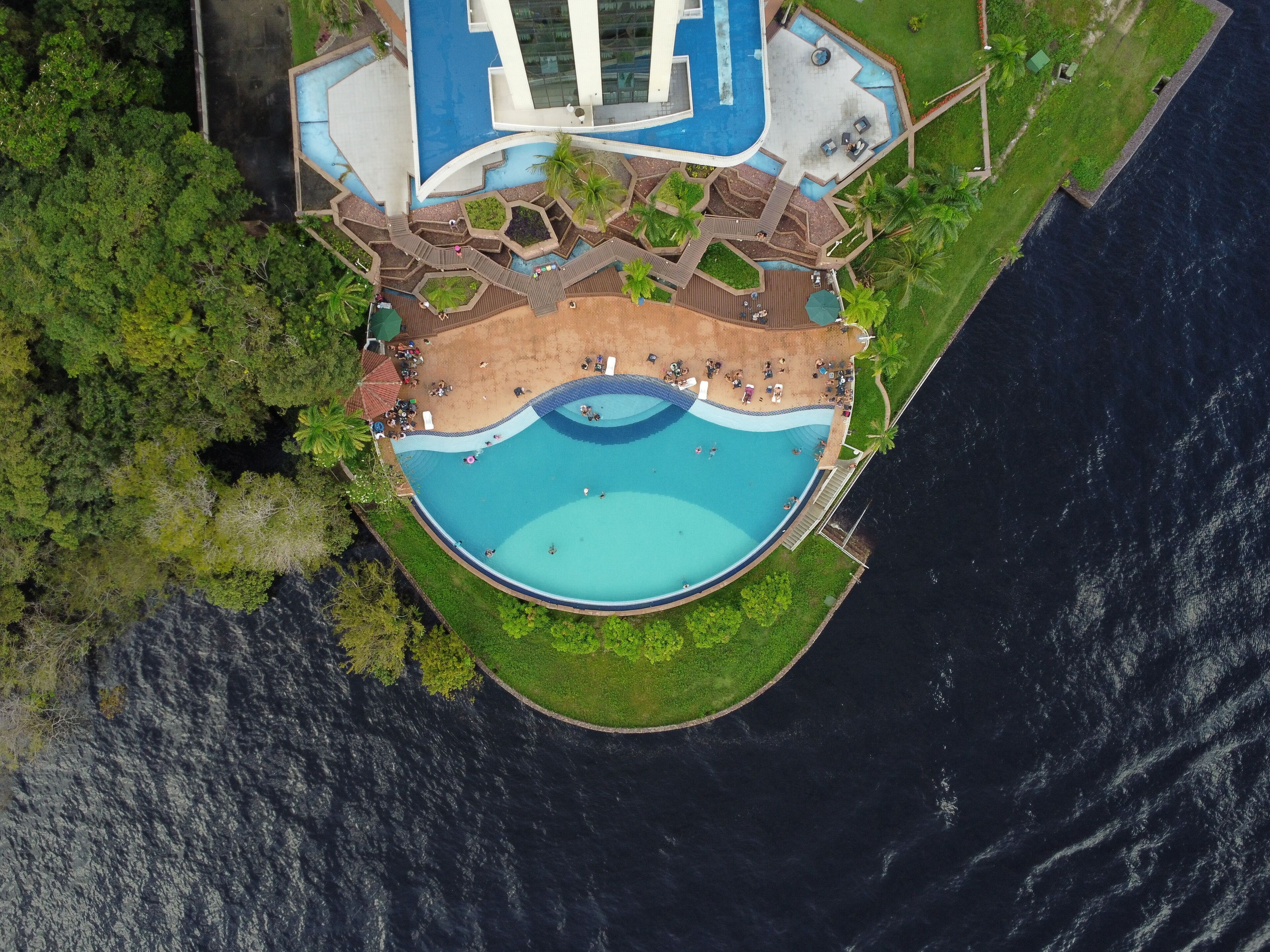 Piscine extérieure, chaises longues