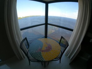 Habitación Deluxe | Área de sala de estar | Televisión LCD de 49 pulgadas con canales por cable y televisión 