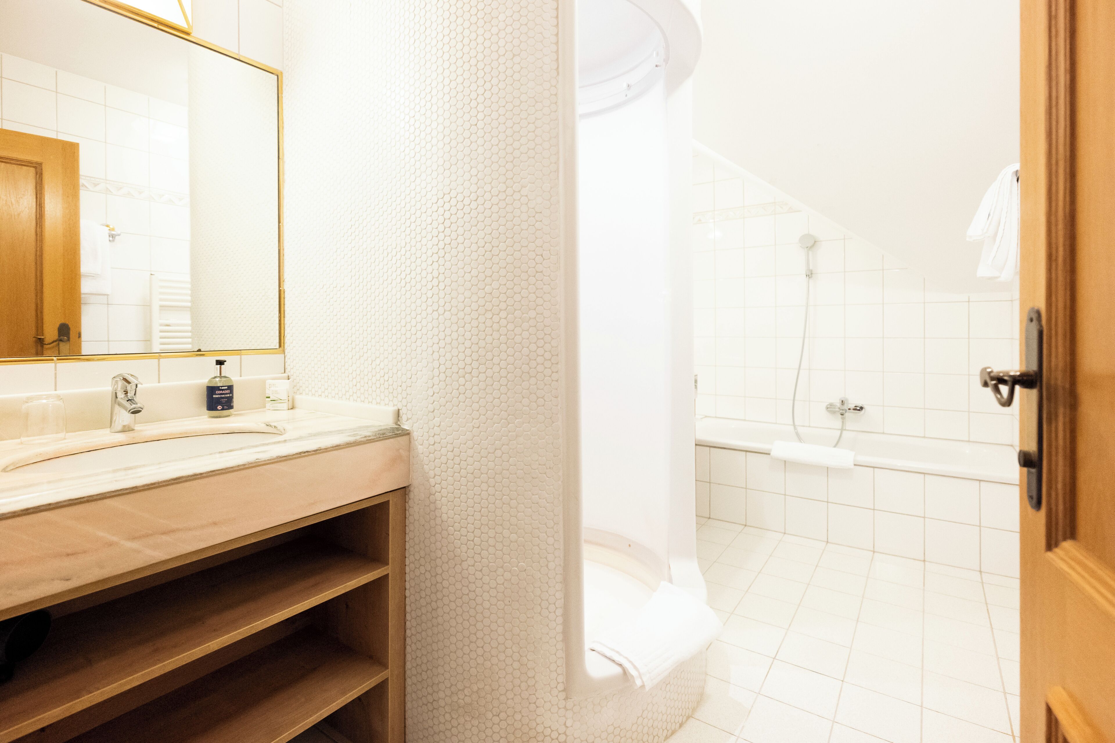 Apartment, Balkon, Bergblick | Badezimmer | Dusche, Haartrockner, Bademäntel, Fußbodenheizung (Badezimmer)