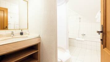 Apartment, Balkon, Bergblick | Badezimmer | Dusche, Haartrockner, Bademäntel, Fußbodenheizung (Badezimmer)