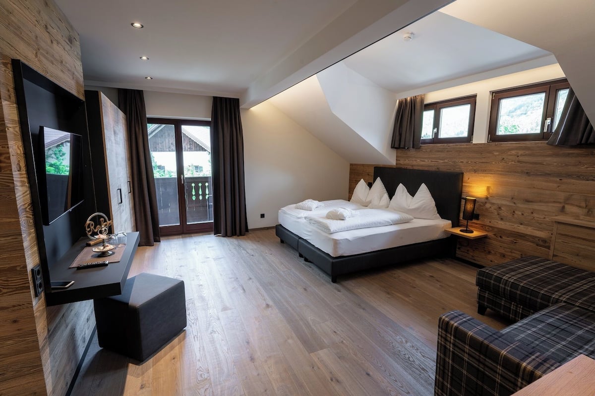 Apartment, Balcony, Mountain View | In-room safe, blackout drapes, WiFi (free), bed sheets