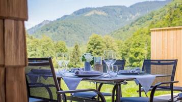 Chalet, vista a la montaña | Restaurante al aire libre
