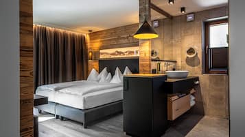 Deluxe-Apartment, Balkon, Bergblick | Zimmersafe, Verdunkelungsvorhänge, kostenloses WLAN, Bettwäsche