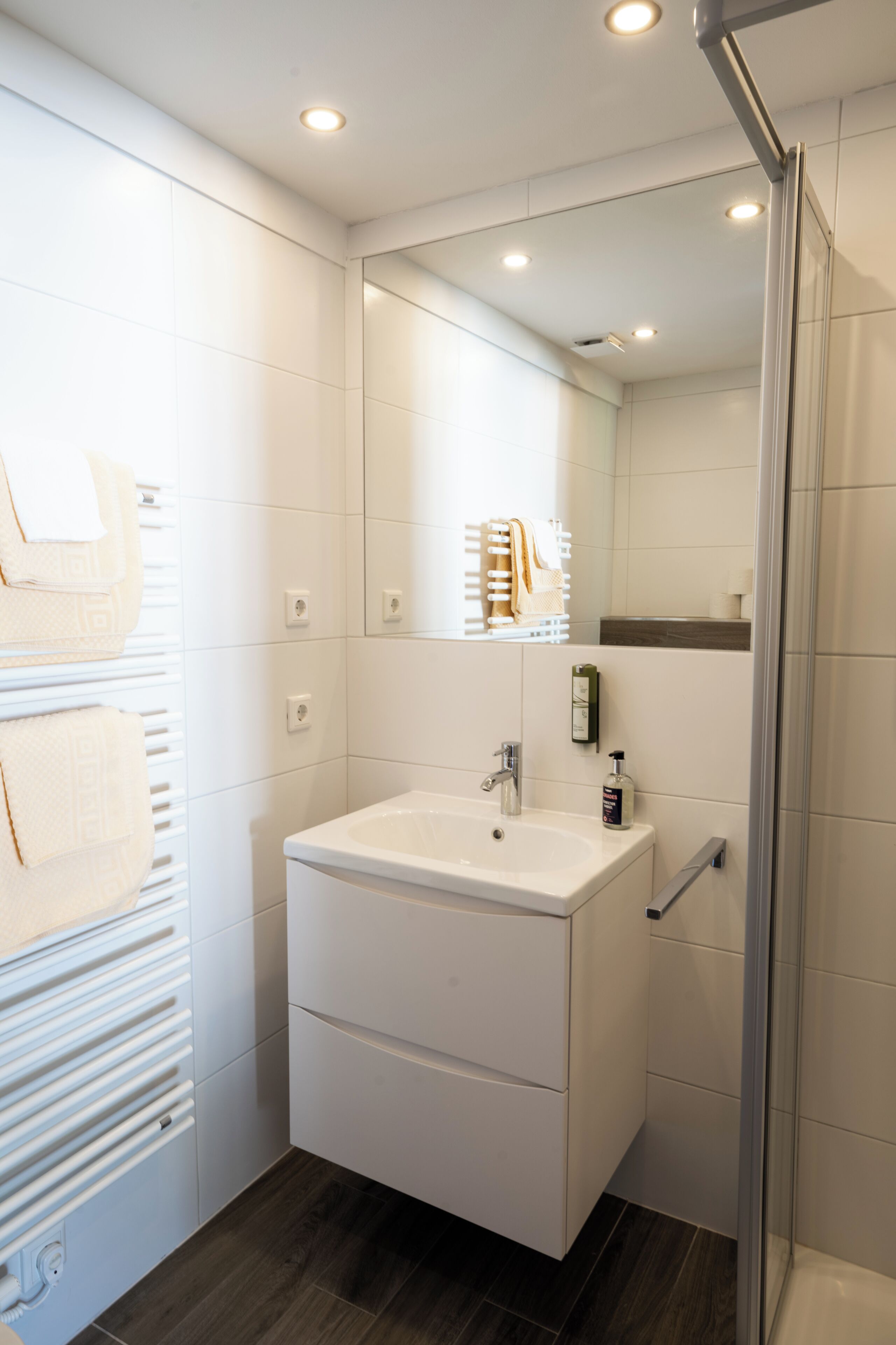 Basic-Doppelzimmer, Balkon, Gartenblick | Badezimmer | Dusche, Haartrockner, Bademäntel, Fußbodenheizung (Badezimmer)