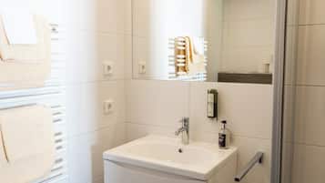 Basic-Doppelzimmer, Balkon, Gartenblick | Badezimmer | Dusche, Haartrockner, Bademäntel, Fußbodenheizung (Badezimmer)