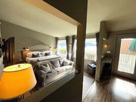 高级开间套房, 1 张特大床, 无烟房 | 特色装修、特色家居、遮光窗帘、熨斗/熨衣板