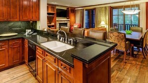 公寓客房 (Aspen Ritz Carlton 3 Bedroom PREMIER) | 私人廚房 | 微波爐、焗爐