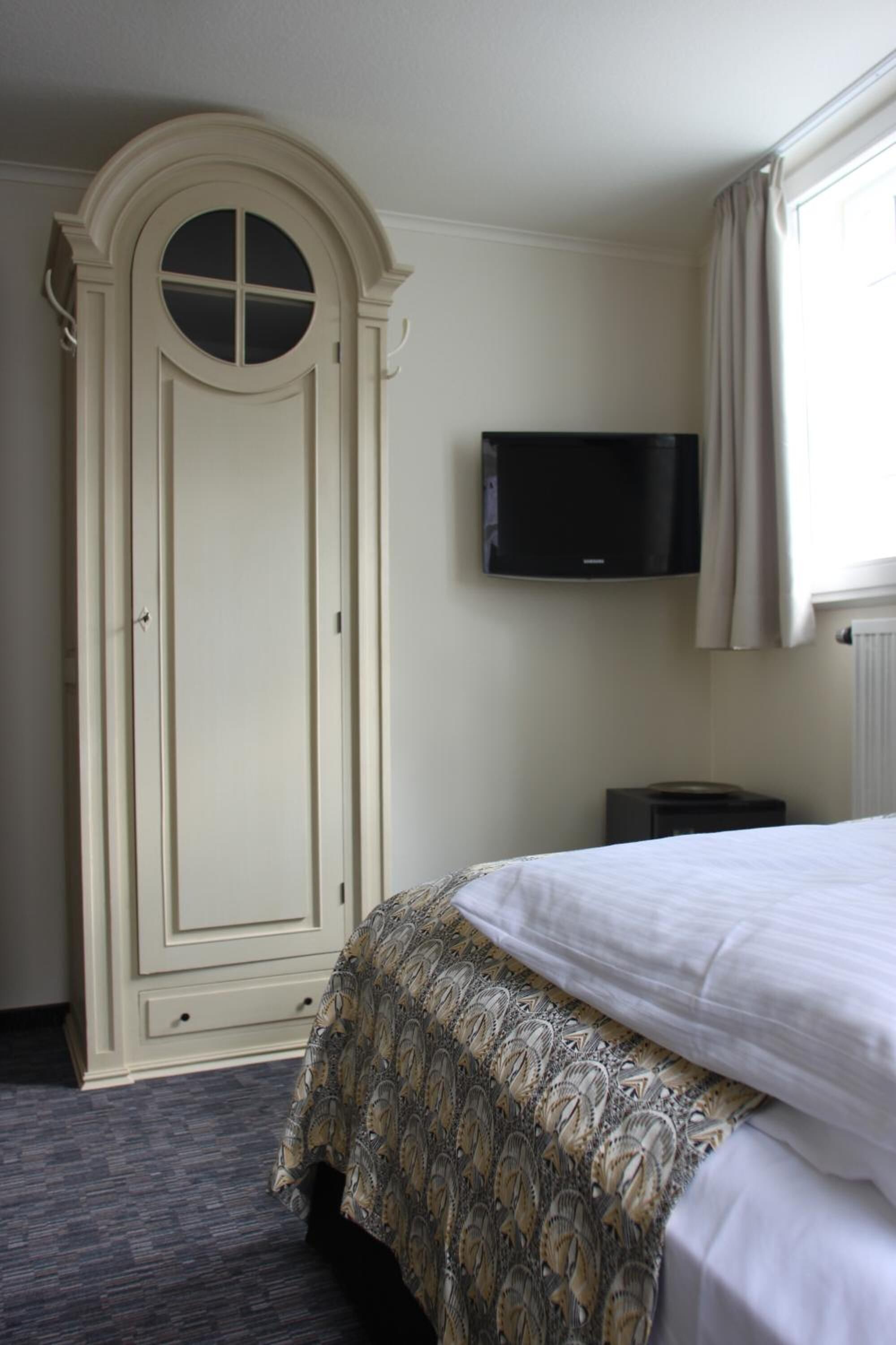 minibar, in-room safe, individually decorated, individually furnished