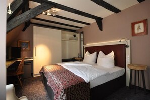 Minibar, caja de seguridad en la habitación y decoración personalizada